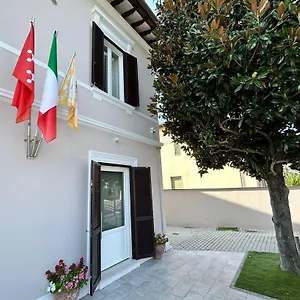 https://four-lions-villa-guesthouse.it-tuscanyhotel.com